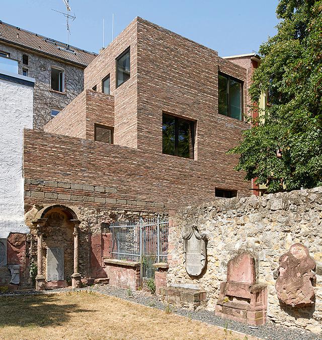 Wohn- und Geschäftshaus in Frankfurt / Main