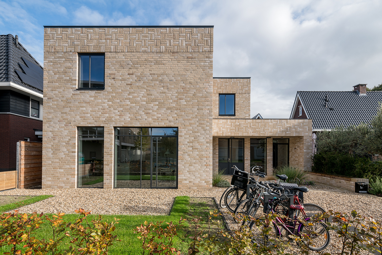 Geschützt durch eine Klinkerschale ist das „Active House“ ein Beispiel dafür, wie sich auf bezahlbare Weise zukunftsweisende Nachhaltigkeit mit dem traditionellen Baustoff Backstein verbinden lässt.