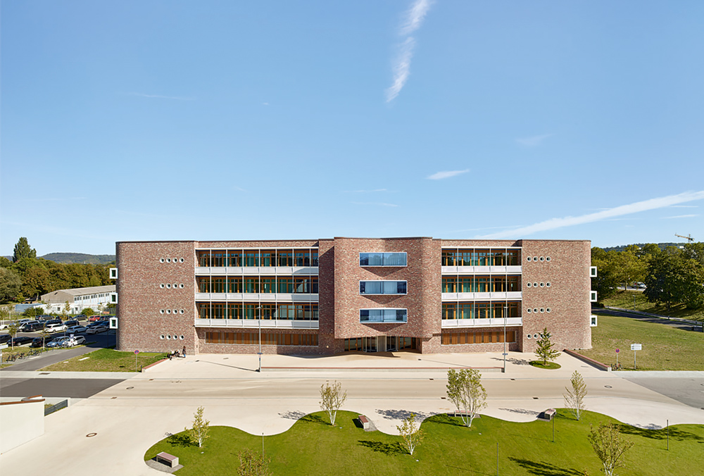 Ganz neue Wege geht der neue Verwaltungsbau der dm-drogerie markt GmbH und Co.KG. Die wabenförmige Struktur mit den Innenhöfen bildet ein Netz von Arbeitsflächen.  