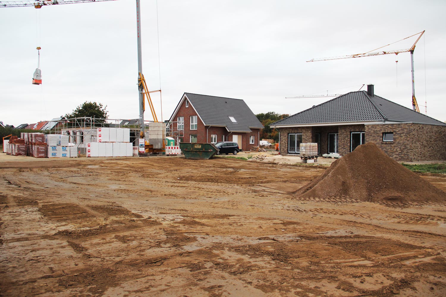 Das Grundstück ist bereits freigeräumt. Der Grünbewuchs wurde abgetragen.