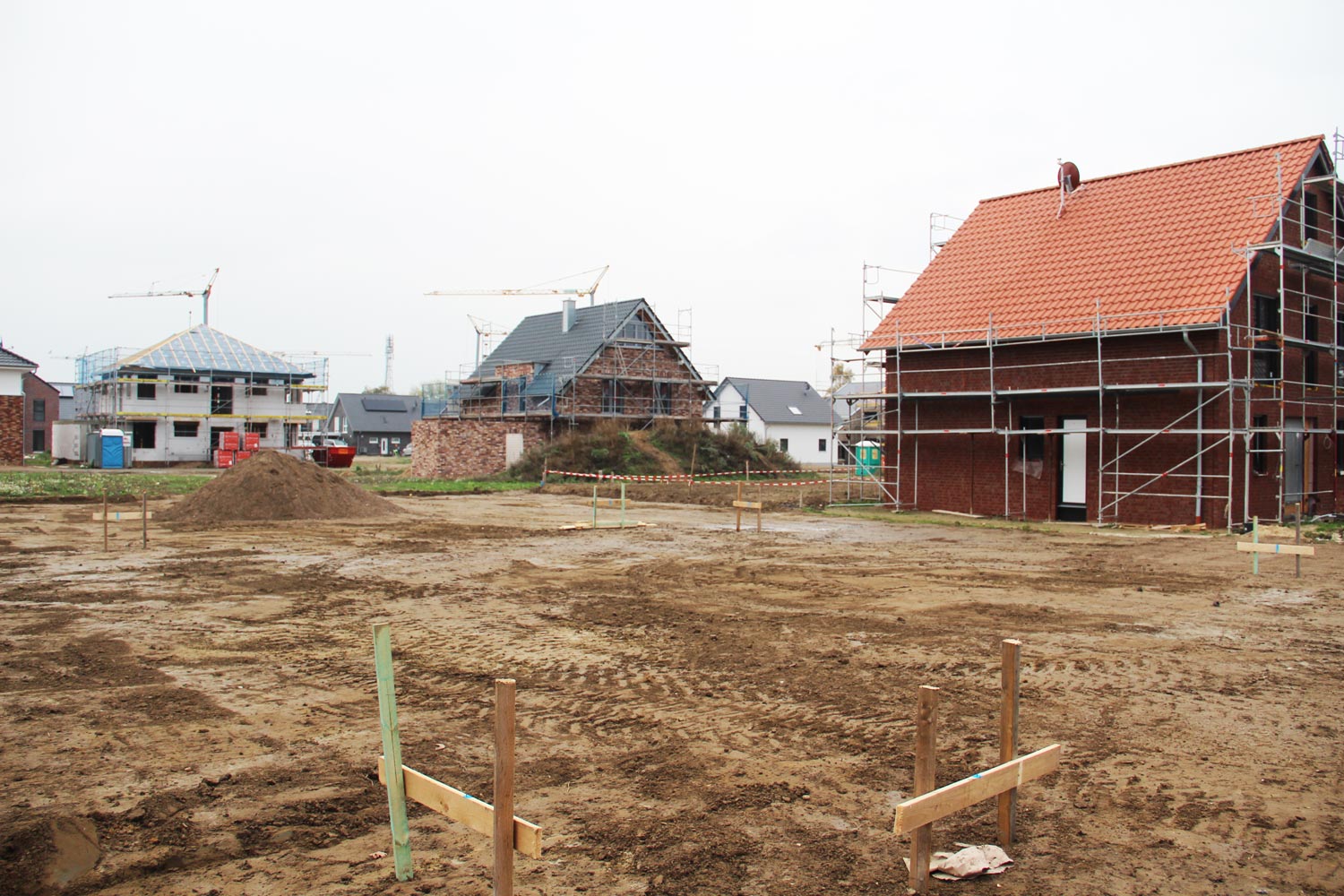 Das Schnurgerüst wird aufgebaut. Die Proportionen das Hauses deuten sich an.