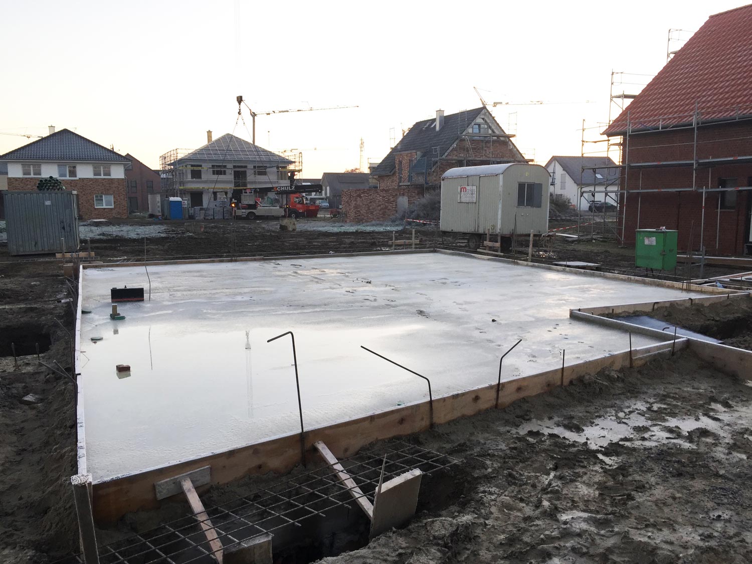 Die Bodenplatte wird geschalt und mit Ortsbeton ausgegossen.