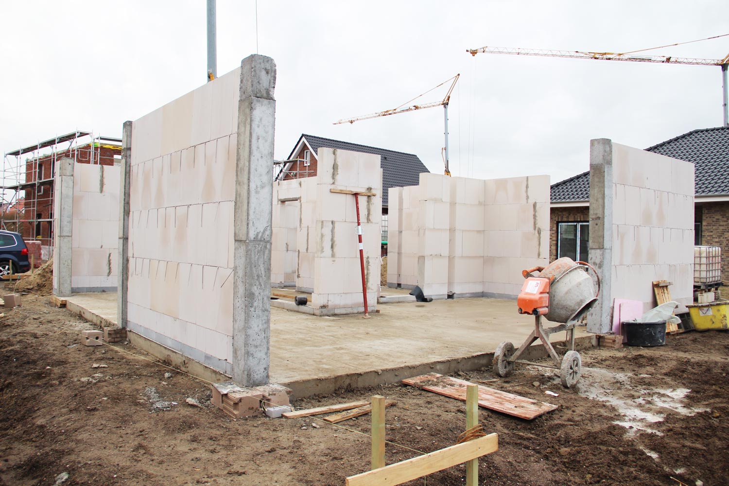 Im Erdgeschoss sind die tragenden Wände aus Kalksandstein auf die Bodenplatte gesetzt worden.
