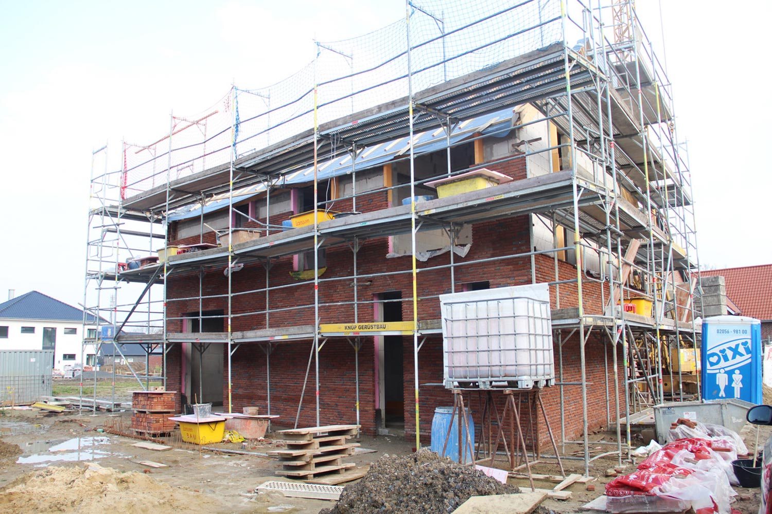 Arbeiten an der Fassade laufen weiter.