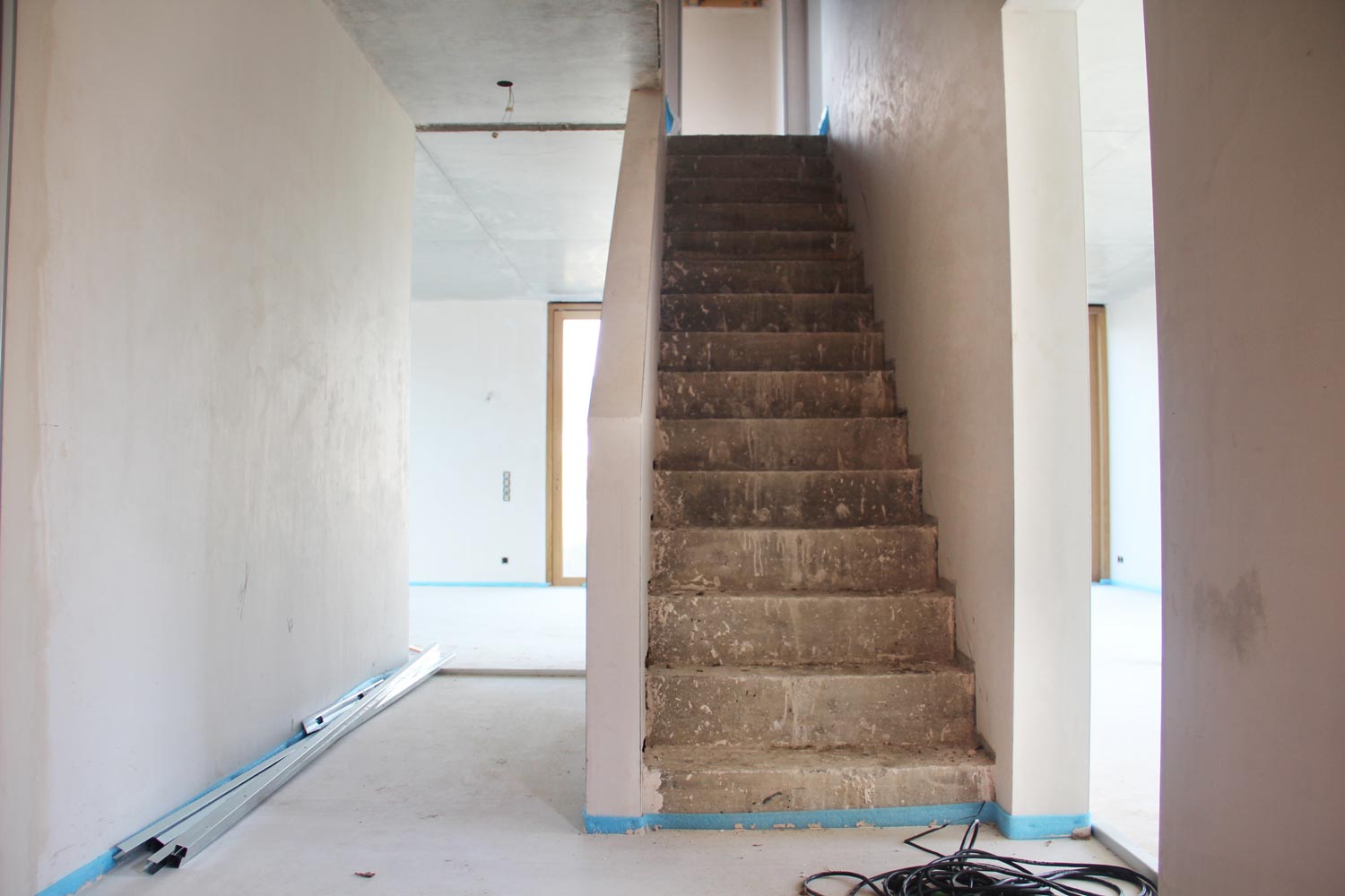  Die Innenwände sind verputzt, die Fußbodenheizung ist verlegt. Auch der Estrich ist bereits verlegt und trocknet derzeit an