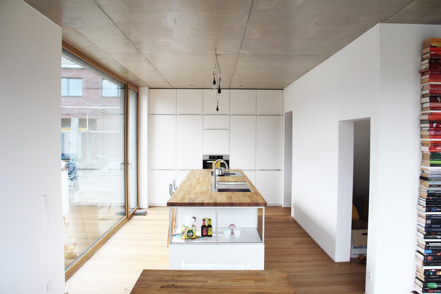 Alles zum Wohnen relevante wie Böden, Badezimmer und die Küche sind dafür installiert