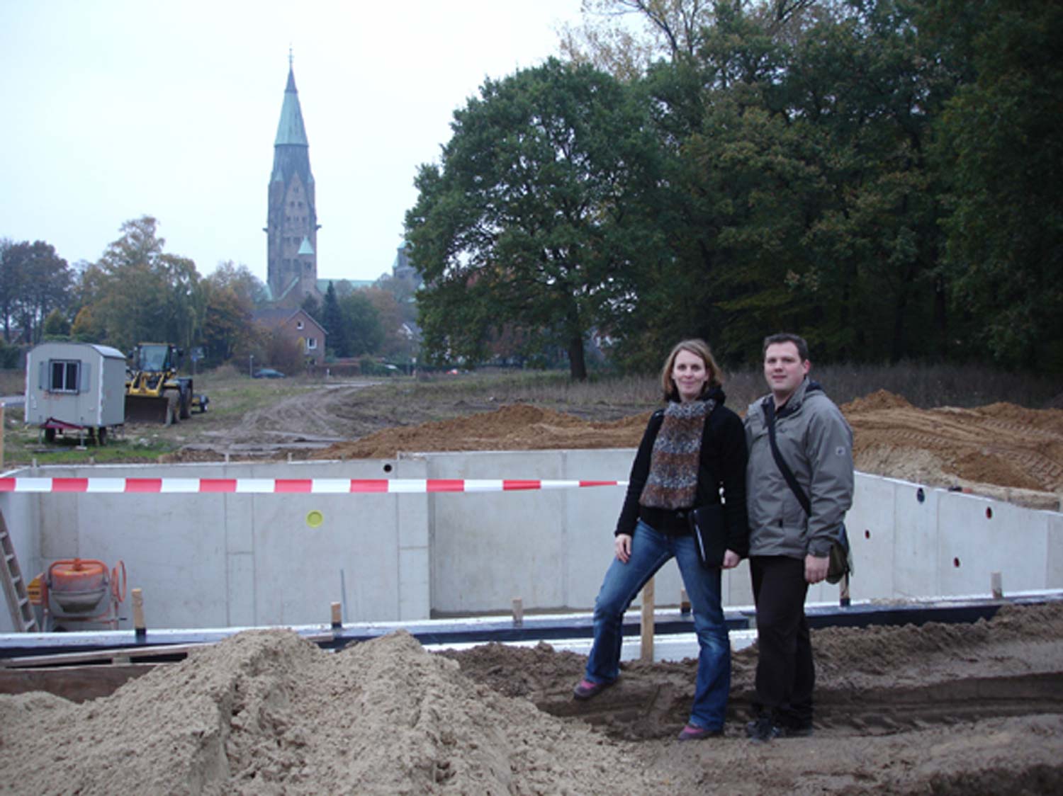 Die Bauherren Anfang Oktober 2007 auf ihrer Baustelle.