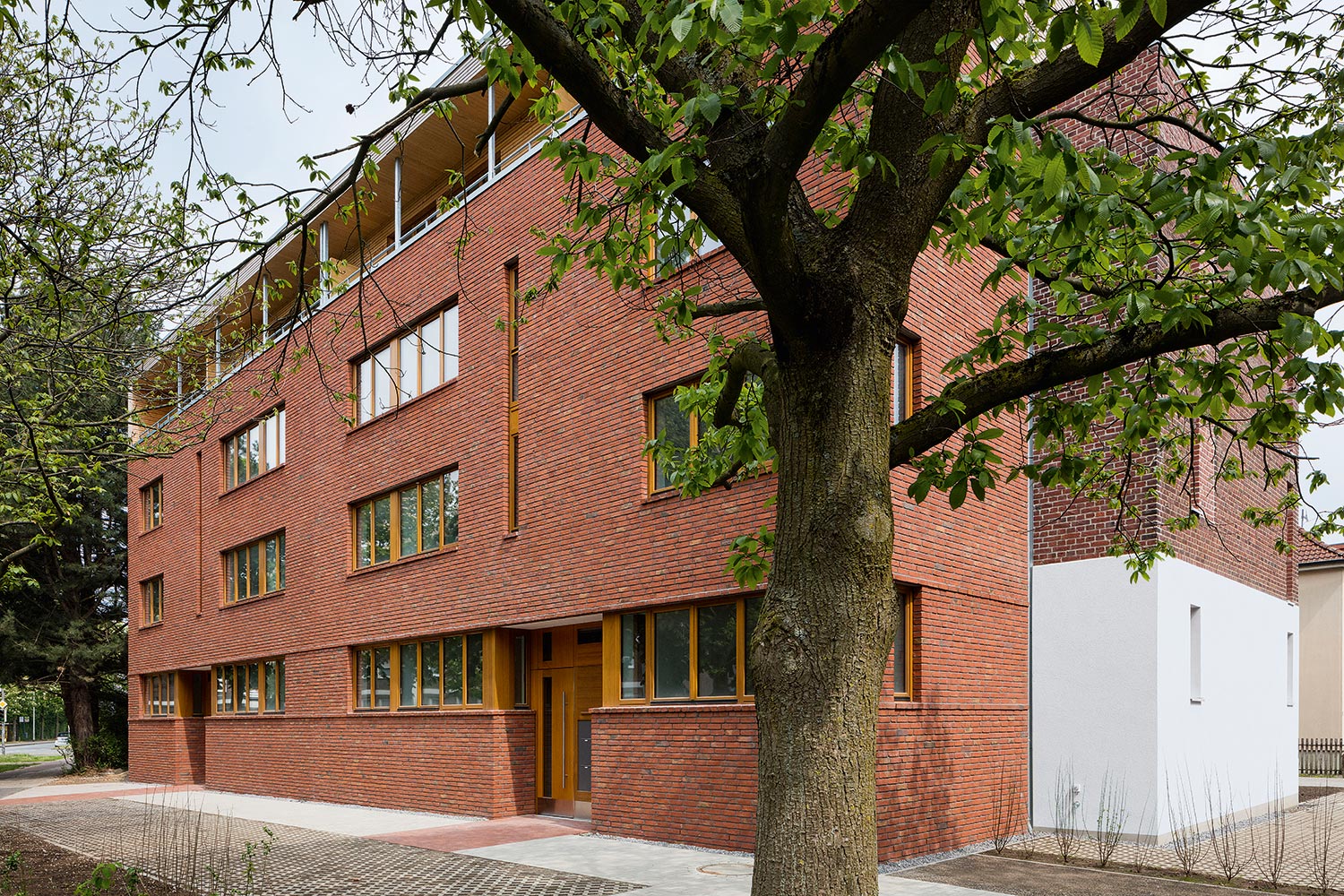 Die neuen Anbauten bestehen aus deutlich helleren Backsteinen.