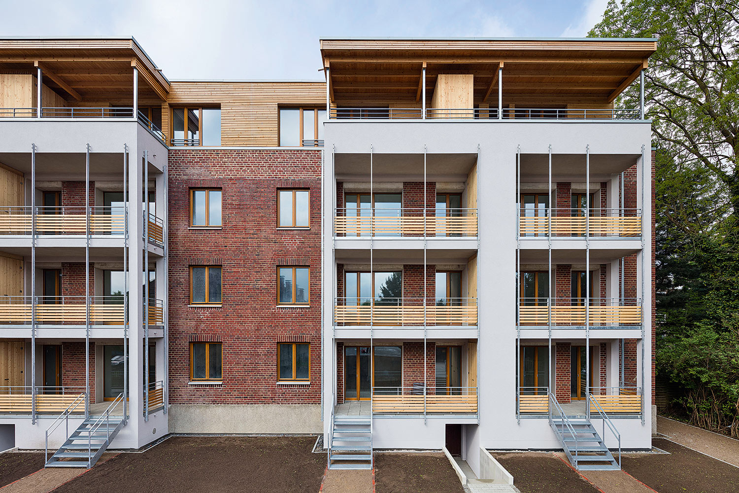 Zum Garten hin wurden luftig wirkende Loggien vor die Fassade gesetzt.