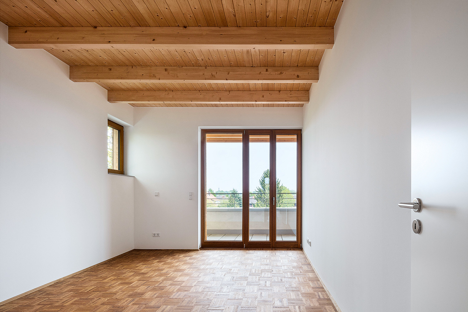 Zur Hofseite hin verbinden Fenstertüren die Räume mit der Loggia.