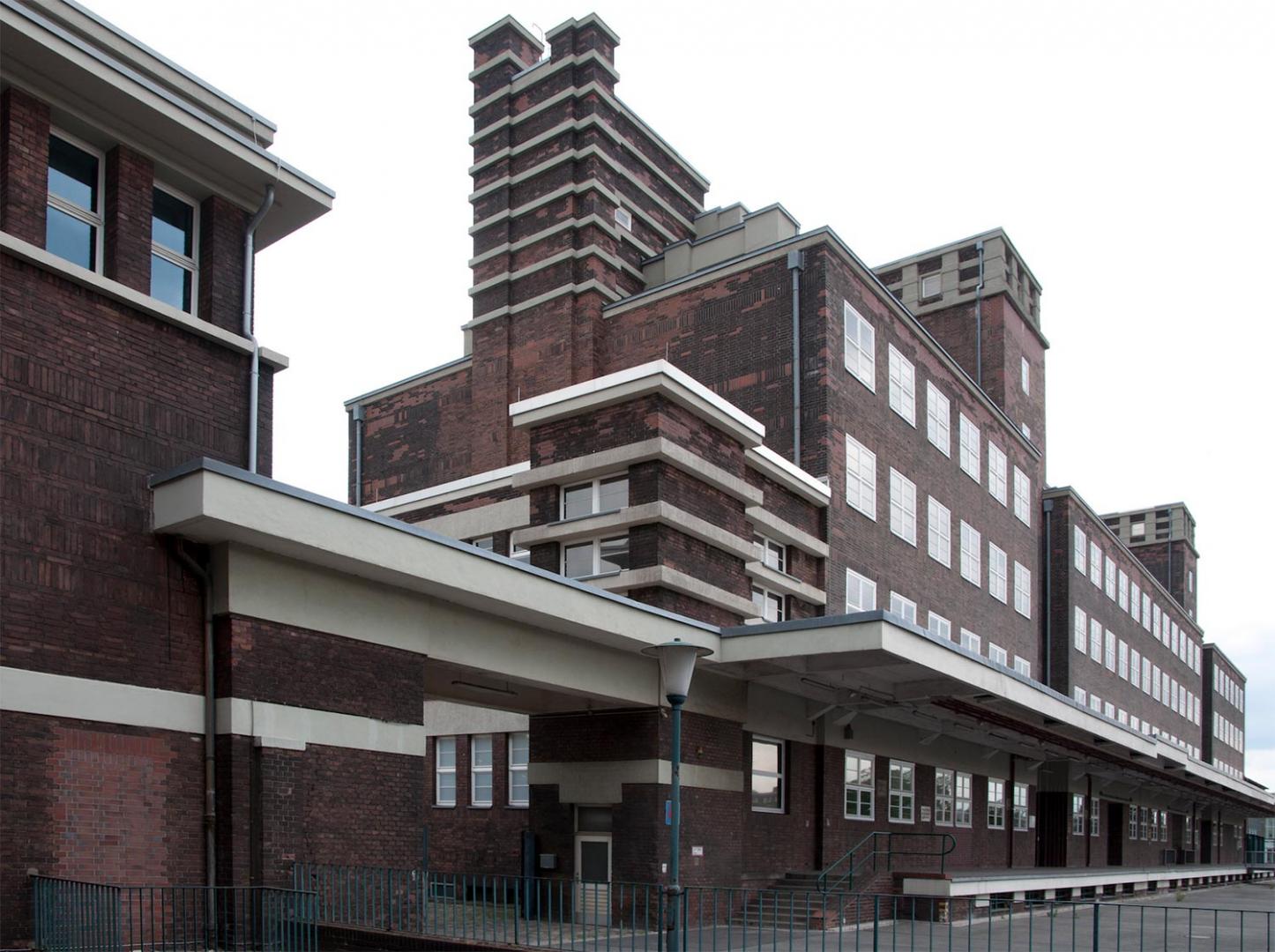 Außenansicht des Peter-Behrens-Baus. 