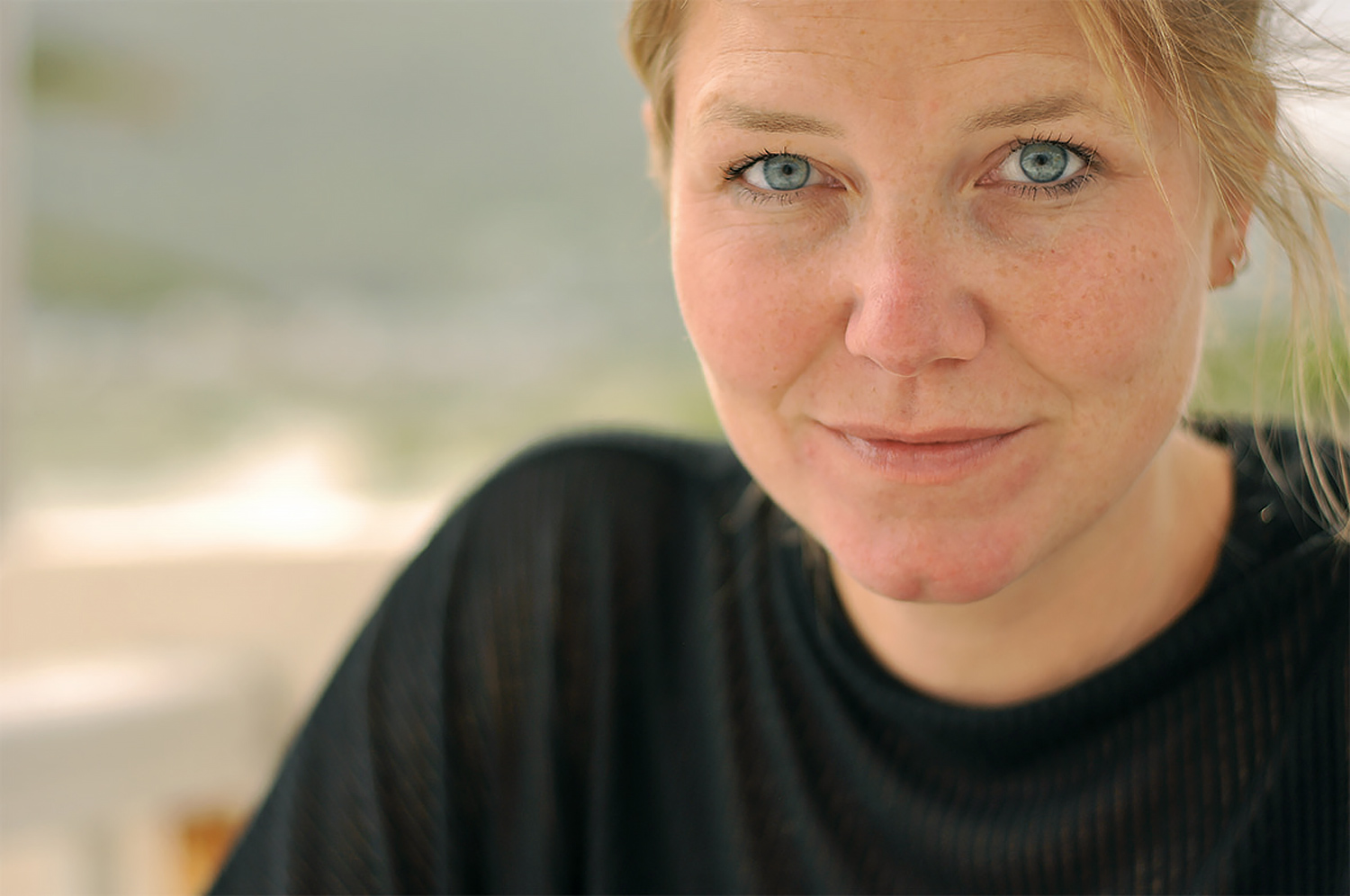 Kristina Egbers hat die „Rising Star School“ ursprünglich für ihre Examensarbeit entworfen. Jetzt steht das Gebäude vor dem letzten Bauabschnitt. Regelmäßig macht sich die Architektin vor Ort ein Bild von dem fortschreitenden Bauprozess.