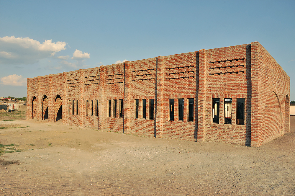 Beim Baumaterial fiel die Wahl auf Backsteine aus lokalen Ziegeleien. Der Traditionsbaustoff findet sich sogar im Landesnamen wieder: Simbabwe bedeutet „Haus aus Stein“.