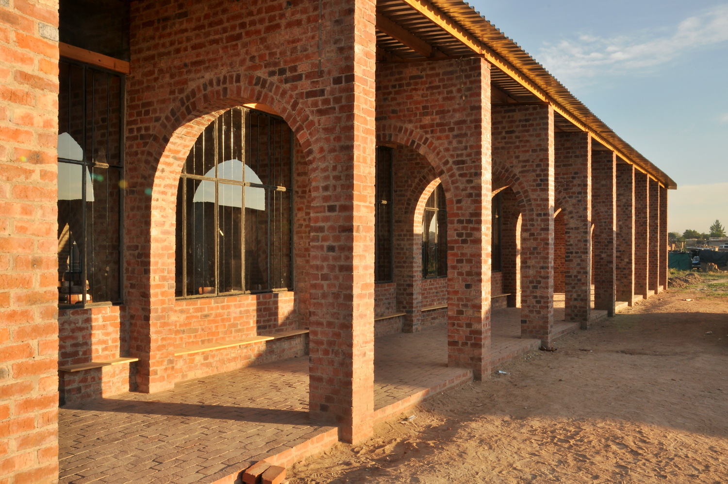 Ein weiteres prägendes Element von Egbers Entwurf sind die Rundbögen, die Bezug nehmen auf die berühmte Ruinenstätte und das Weltkulturerbe „Great Zimbabwe“.