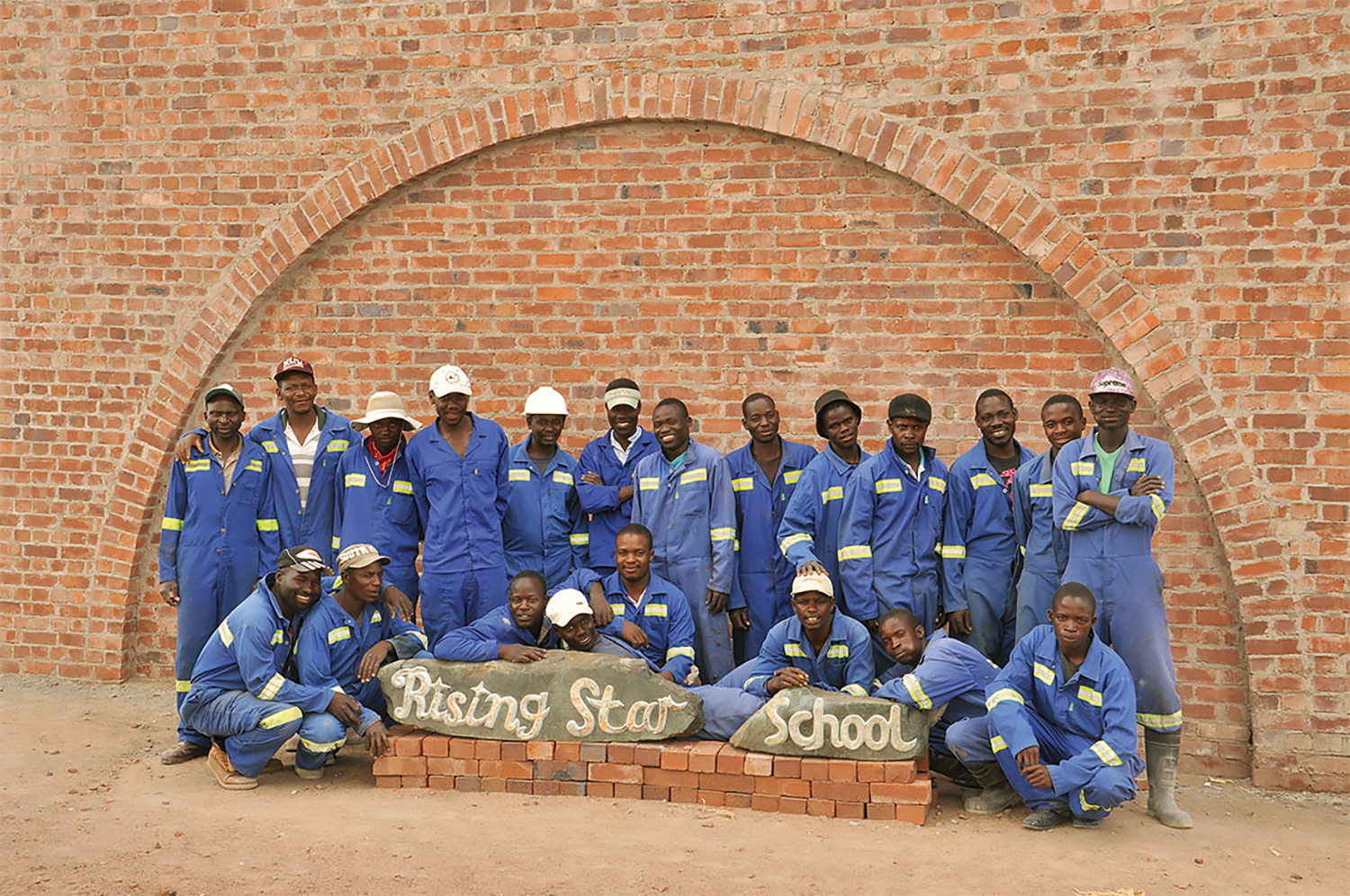 Die lokalen Arbeiter beherrschen die Kunst der Improvisation auf einer quasi technikfreien Baustelle. Das Schulprojekt sorgt für Identifikation und weckt Hoffnungen.