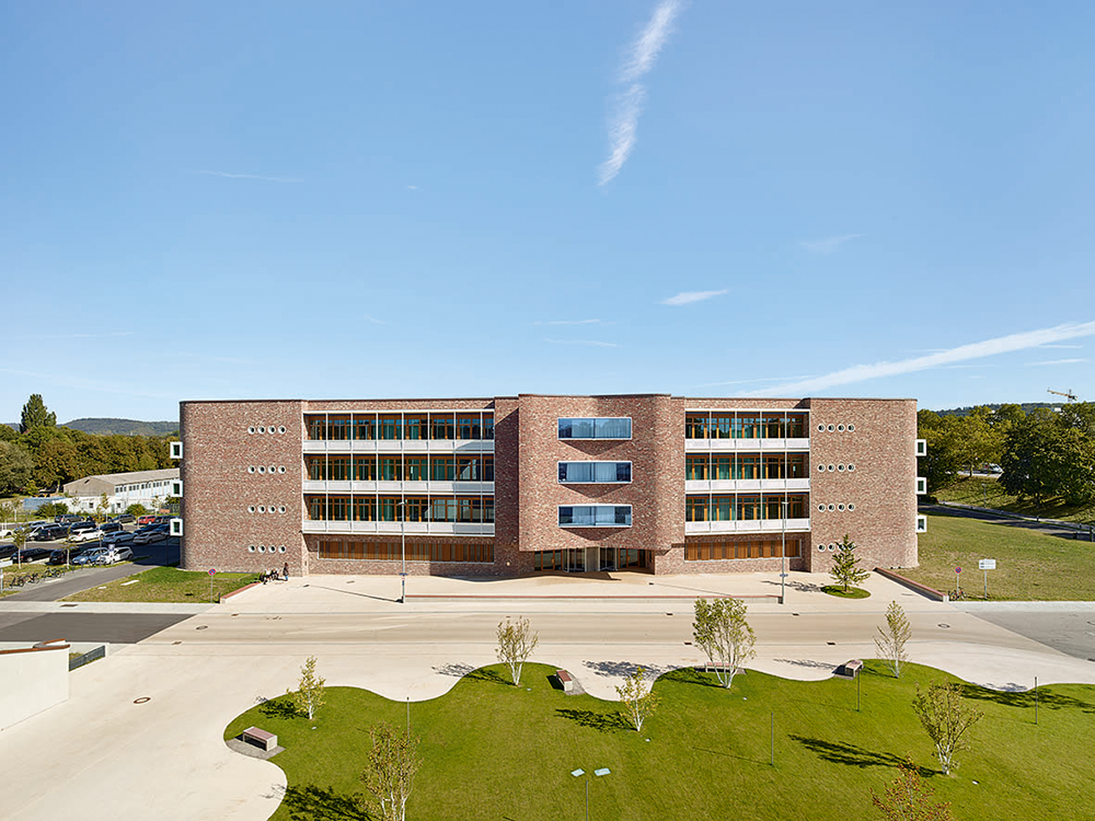 Das dm-dialogicum geht als Verwaltungsgebäude ganz neue Wege: Eine moderne Arbeitsplatzausstattung mit hierarchieloser Struktur fördert Austausch zwischen Kollegen, aber auch mit Kunden und Partnern des Unternehmens. Begrünte Flachdächer und Innenhöfe tragen zur anregenden Arbeitsatmosphäre bei. Gebäudekonstruktion und -technik setzen ebenfalls auf Klimaverantwortung. Der bewusste Einsatz von recyceltem Backstein sorgt nicht nur für eine vertraute Optik und Haptik, sondern auch für Nachhaltigkeit und Dauerh